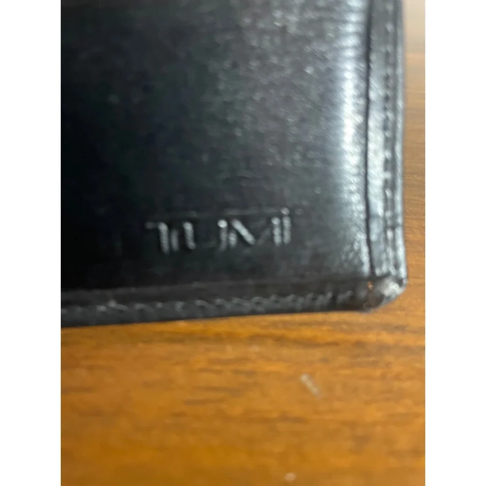 Tumi Mens Black Leather Bifold Wallet Card Case Organizer Classic Logo